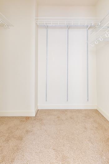 Adjustable rack system for closet
